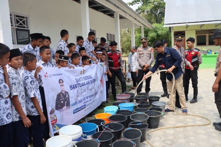 Polres Gelar Baksos Berbagi Air Bersih