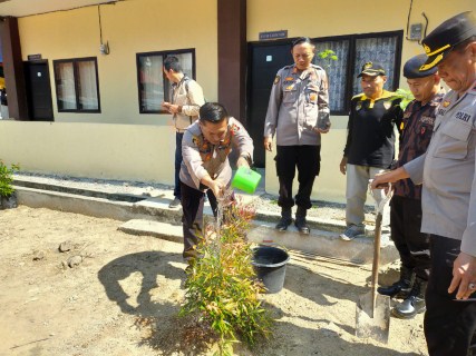 Kapolres Tanam Pohon Jelang Hari Jadi