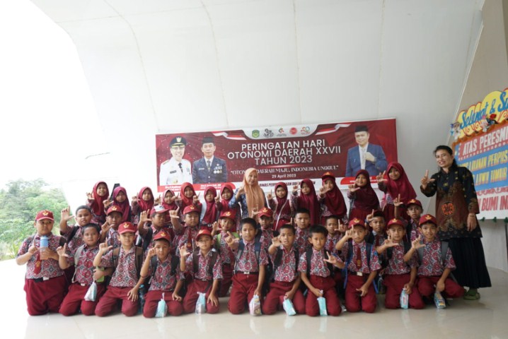 Siswa SDN 222 Batu Merah Kunjungi Perpustakaan