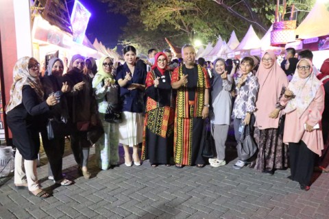 Bupati Pakai Tenun Khas Taipa