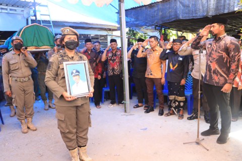 Jenazah Kades Dilepas Secara Kedinasan