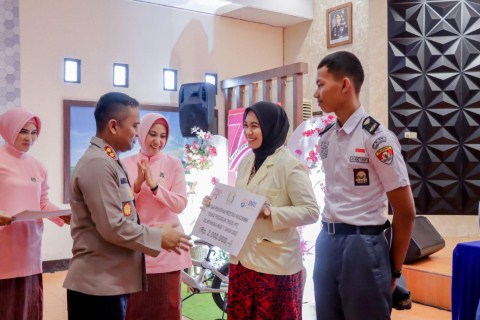 Kapolres Salurkan Bantuan ke Sekolah