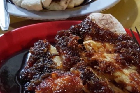 100 Gerobak Baru untuk PKL Pisang Epe’ di Losari