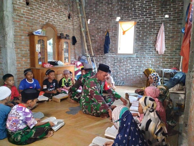 Anak Desa Kalempang Dibimbing Mengaji