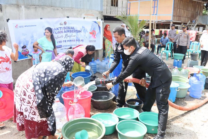 Polres Sidrap Baksos Bagikan Air Bersih