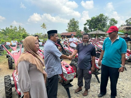 Legislator Bantu Hand Traktor ke Petani Sidrap