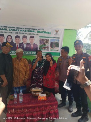 Dollah Serahkan Bantuan Rumah melalui Baznas