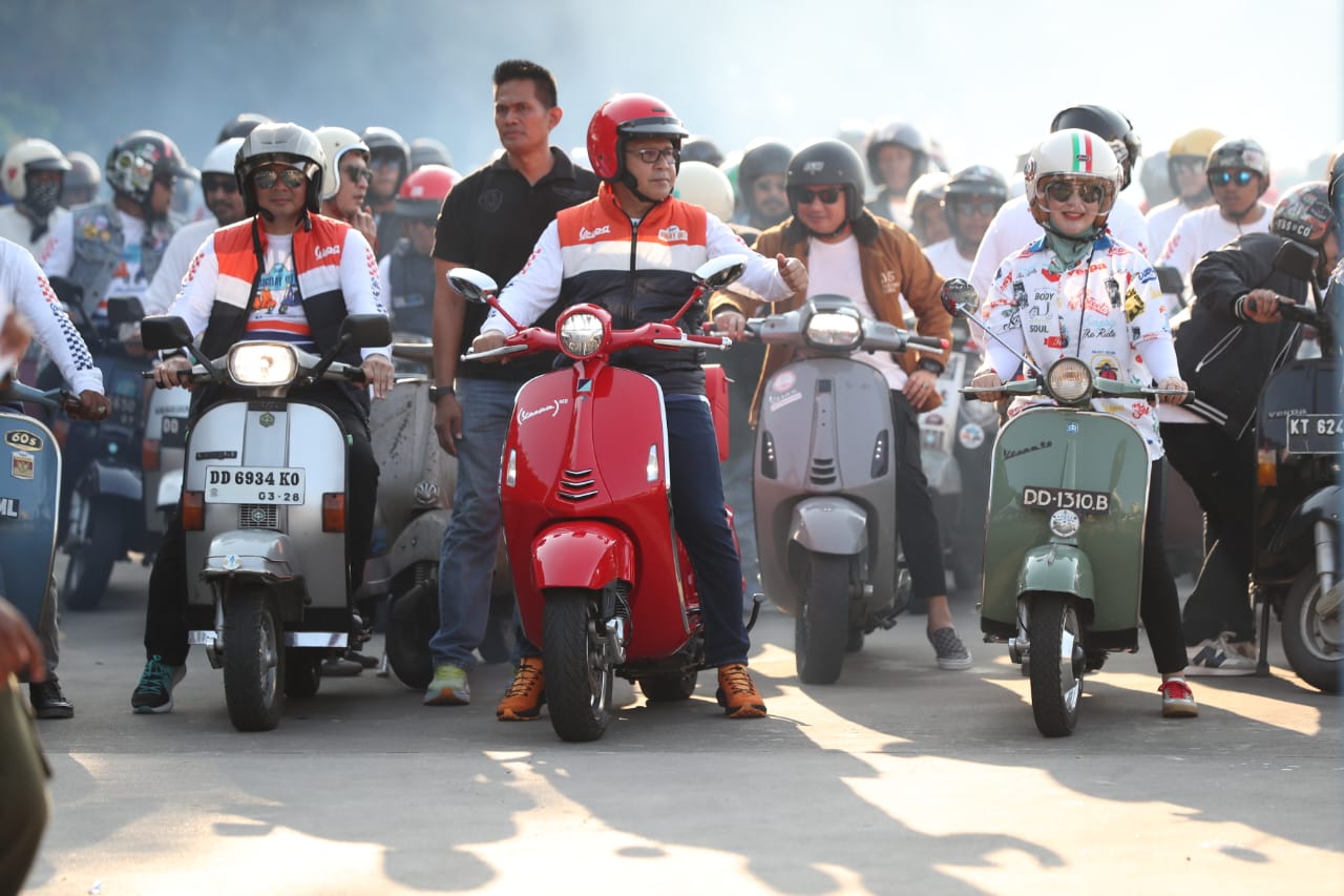 Peringati Hari Sumpah Pemuda, Danny dan Fatma Naik Motor Vespa
