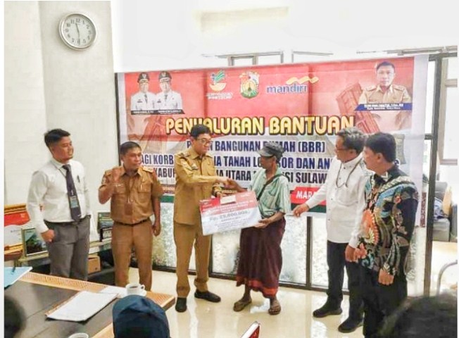 Kemensos RI Serahkan Bantuan BBR di Torut