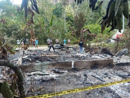 Kapolsek Sambangi Rumah Kebakaran