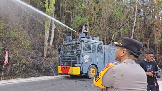 Tim Gabungan Padamkan Kebakaran Hutan