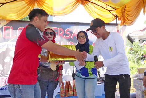 Bertabur Hadiah dan Kepedulian Sosial di HUT ke-6 Kombos Squad Makassar