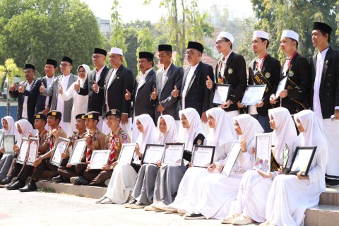 Amran Pakai Peci Ingatkan Peran Santri