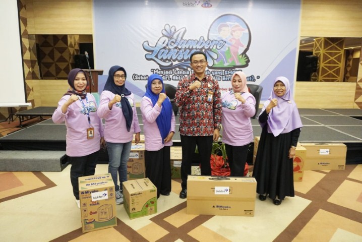 IST JAMBORE LANSIA--Kepala Perwakilan BKKBN Sulsel Shodiqin foto bersama di sela-sela pelaksanaan Jambore Lansia yang berlangsung di Hotel Khas, Kota Makassar, Selasa (28/11). 