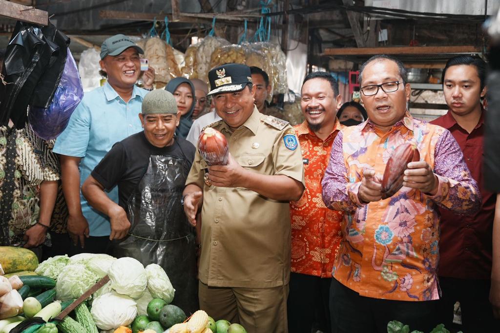 IST SIDAK-Pj Gubernur Sulsel Bahtiar Baharuddin didampingi Wali Kota Makassar melakukan sidak di Pasar Toddopuli, Kamis (30/11). Hingga saat ini harga cabai di pasaran masih tinggi, bahkan mencapai Rp80 ribu per kilogram.