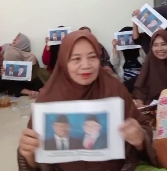 IST SOSIALISASI--Relawan Perempuan Anies di Kabupaten Bone, terus memaksimalkan sosialisasi di tingkat desa dengan memperdengarkan lagu-lagu untuk mengajak masyarakat memilih pasangan Anies Baswedan - Muhaimin Iskandar 