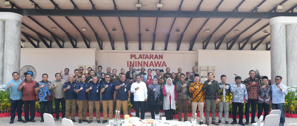IST BERSAMA--Pj Gubernur Sulsel Bahtiar Baharuddin bersama Sekjen KPU RI, Bernard Dermawan Sutrisno dan Anggota KPU, Betty Epsilon Indroos, di Rumah Jabatan Gubernur Sulsel, Sabtu (11/11).