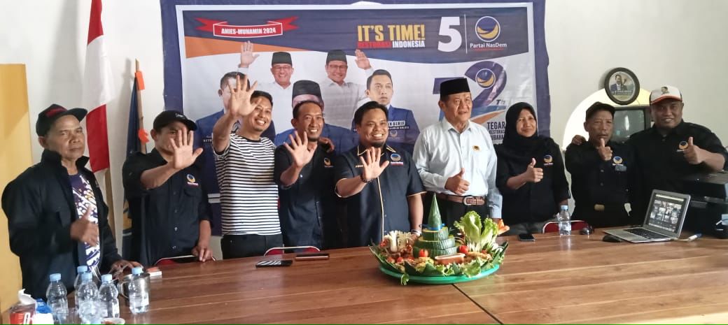 IST PERINGATAN--Ketua DPW Nasdem Sulsel Rusdi Masse bersama ketua umum DPP Nasdem Surya Paloh pada peringatan HUT ke-12 Nasdem di Ballroom Nasdem Tower, kantor DPP Partai Nasdem, Jakarta Pusat. 