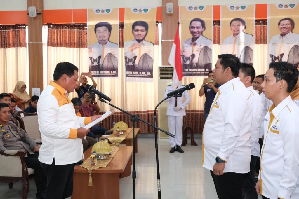 IST MELANTIK--Politisi Golkar selaku ketua umum DPP IKA UNM melantik pengurus IKA UNM Kabupaten Maros, disaksikan Bupati Chaidir Syam dan Ketua DPRD Andi Patarai Amir, Minggu (12/11) sore.