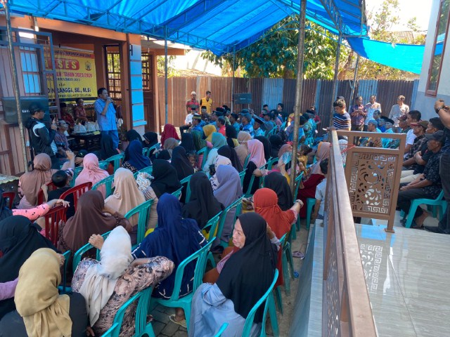 IST SERAP ASPIRASI--Anggota DPRD Sulsel dari Fraksi Golkar Fachruddin Rangga menyerap aspirasi di Desa Tinggimae, Kecamatan Barombong, Kabupaten Gowa, Minggu (12/11)