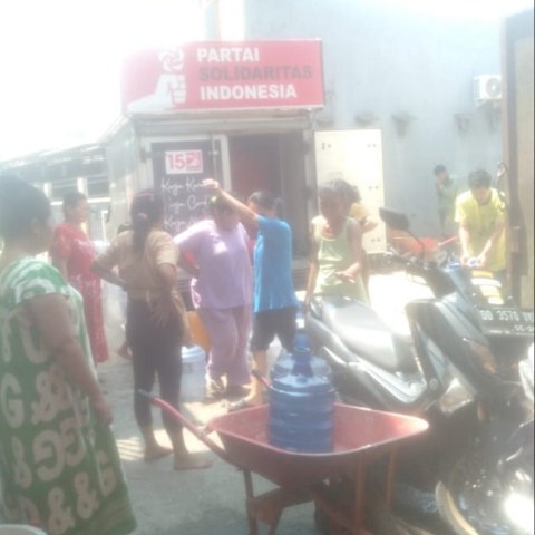 IST PEMBAGIAN AIR--Tim dan relawan Caleg PSI Sulsel Arwan Tjahyadi menyalurkan air bersih di  Jalan Teukur Umar 12 Kecamatan Tallo, Kota Makassar, Minggu (12/11)
