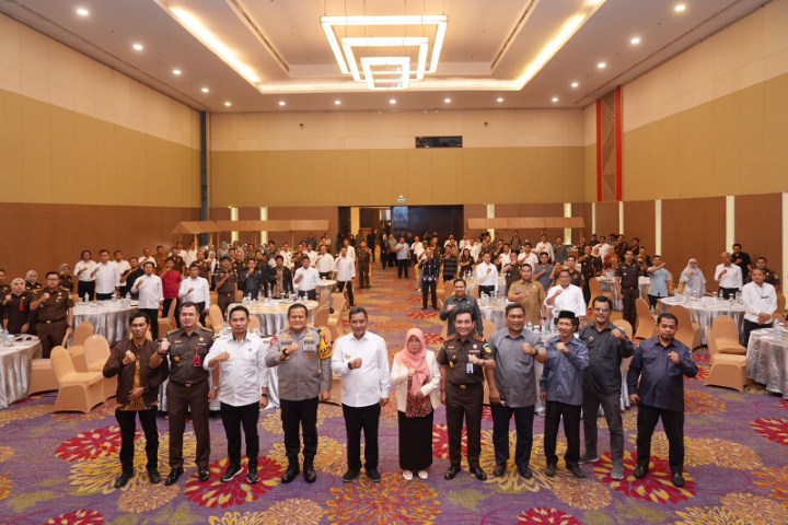 IST HADIRI RAKOR-- Bawaslu bersama Pj Gubernur dan Forkopimda menghadiri Rakor  Gakkumdu, di Hotel Claro Makassar, Senin (13/11). 