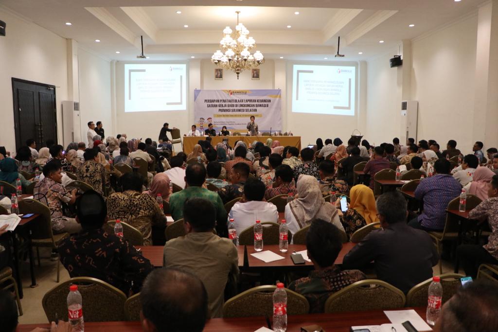 IST RAKOR--Ketua Bawaslu Sulsel Mardiana Rusli membuka Rakor Penatakelolaan Laporan Keuangan Satuan Kerja Baru, di lingkup Bawaslu Sulsel bertempat di SAME Hotel dan Resort Bira Beach, Bulukumba, Rabu (15/11).