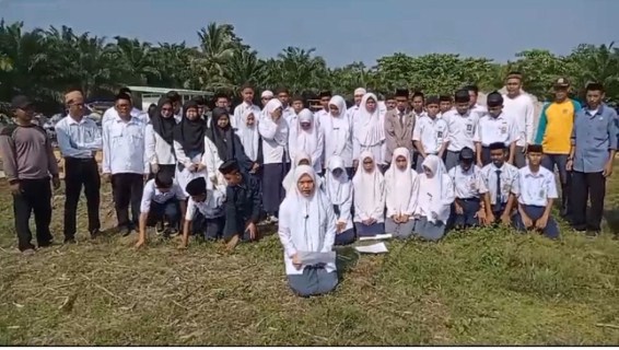 Muhammad Fauzi Bawa Bantuan Rusun untuk Dua Pesantren