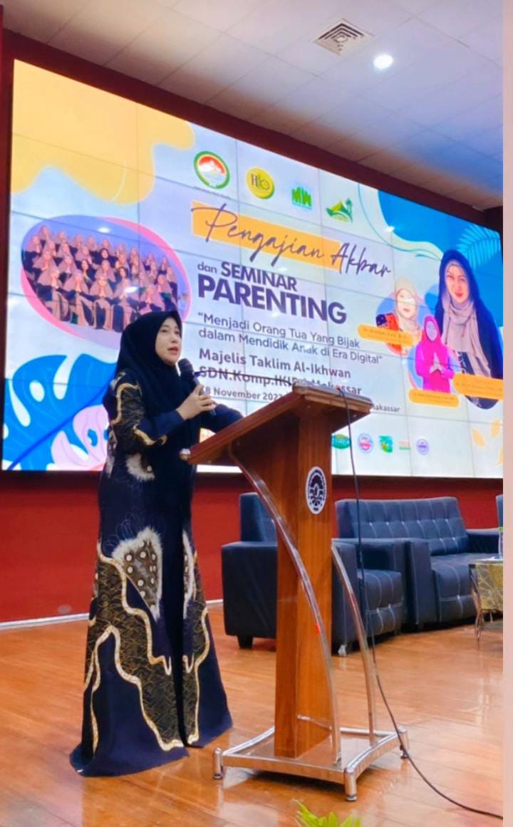 IST PEMBICARA--Anggota DPRD Sulsel Hj Meity Rahmatia menjadi pembicara pada acara Buseminar Parenting di Phinisi UNM, Makassar, Sabtu (18/11).