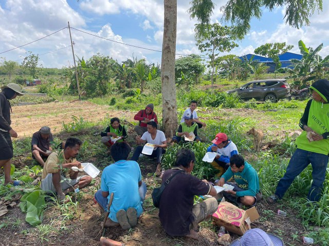 IST MAKAN DIKEBUN--Wakil Ketua DPRD Sulsel Syaharuddin Alrif makan siang bersama warga disebuah kebun 
