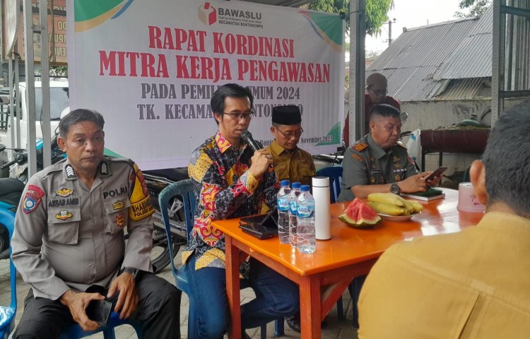 BKM/IST PELANGGARAN--Komisioner Bawaslu Gowa selaku Kordiv SDM Organisasi dan Diklat Muhtar Muis menjelaskan jenis-jenis pelanggaran yang bisa menjebak para aparat pemerintahan dan Pemilu 2024.