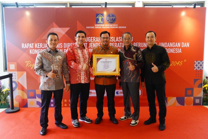 IST PENGHARGAAN--Wakil Ketua DPRD Sulsel Muzayyin Arif bersama Ketua Bapemperda DPRD Sulsel Rudy Pieter Goni serta Wakil Ketua Bapemperda, A. Muchtar Mappatoba mendapatkan penghargaan anugrah legislasi daerah kategori DPRD Provinsi yang diselenggarakan Kementerian Hukum dan HAM RI Tahun 2023 di Hotel Mercure Ancol Jakarta, Senin (21/11).