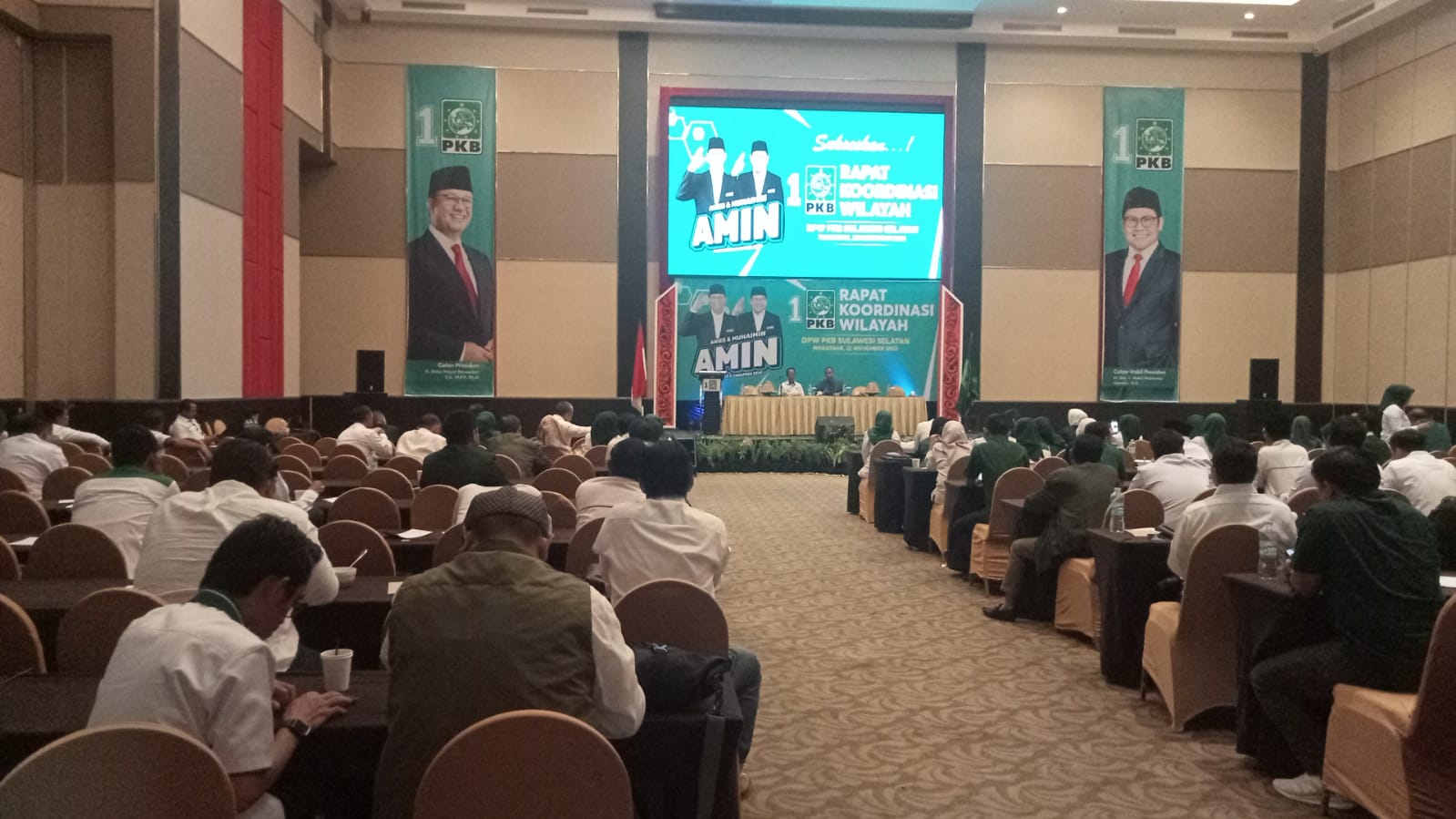 IST MOTIVASI--Ketua Bidang Hukum dan Perundang-undangan DPP PKB Cucun Ahmad Syamsurijal memberikan penguatan sekaligus motivasi kepada Caleg DPR RI, DPRD Provinsi serta DPRD Makassar pada Rakorwil Pemenangan Pileg, dan Pilpres di Hotel Dalton, Jl Perintis Kemerdekaan, Rabu (22/11).