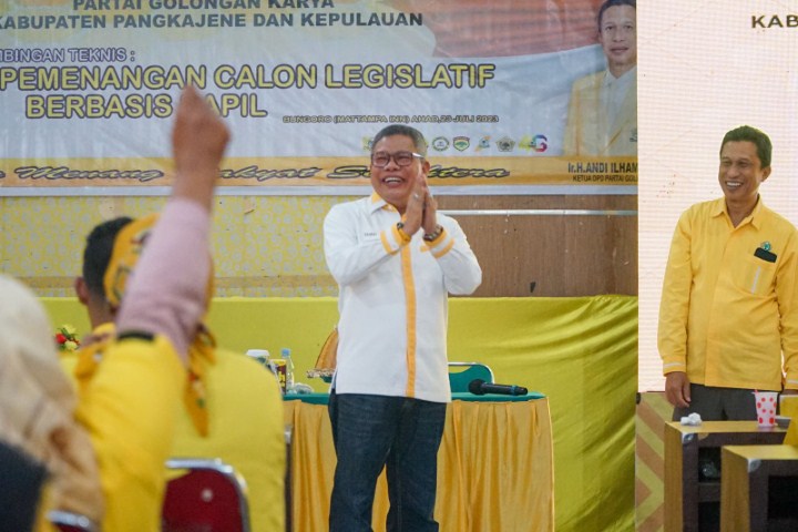 IST PERINTAH--Ketua DPD I Golkar Sulsel Taufan Pawe menyapa kader partai sebelum melaksanakan umroh (kanan), Andi Ina Kartika menerima surat perintah dari Airlangga Hartarto
