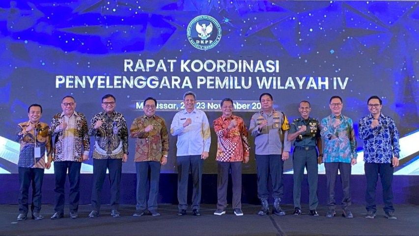 IST RAKOR--Pimpinan DKPP bersama penyelenggara Pemilu baik KPU, Bawaslu dan pihak lainnya disela sela kegiatan Rakor pemilu di Hotel Claro, Makassar, Rabu (22/11)