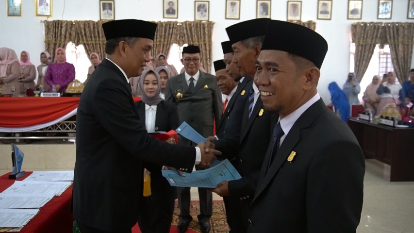 IST MELANTIK--Ketua DPRD Pinrang melantik dan mengambil sumpah 4 anggota dewan hasil PAW