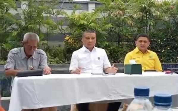 IST DISKUSI LEPAS--Waketum DPP Golkar Erwin Aksa didampingi Ketua DPD II Golkar Makassar Munafri Arifuddin serta Andi Suruji dalam sebuah diskusi lepas