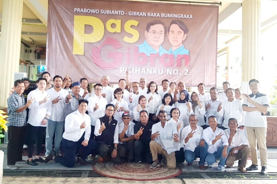 IST MEMBENTUK RELAWAN--Sejumlah tokoh nasional dan cendikiawan bertemu usai membentuk Relawan PAS-Gibran 