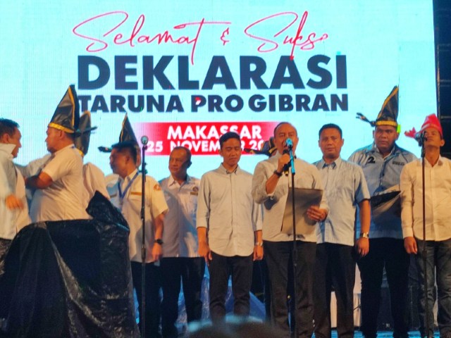 IST DEKLARASI--Sebanyak 38 Ketua Karang Taruna Provinsi seluruh Indonesia menggelar deklarasi dukungan untuk Capres Prabowo dan Cawapres Gibran di Pantai Losari, Makassar, Sabtu (25/11) malam.