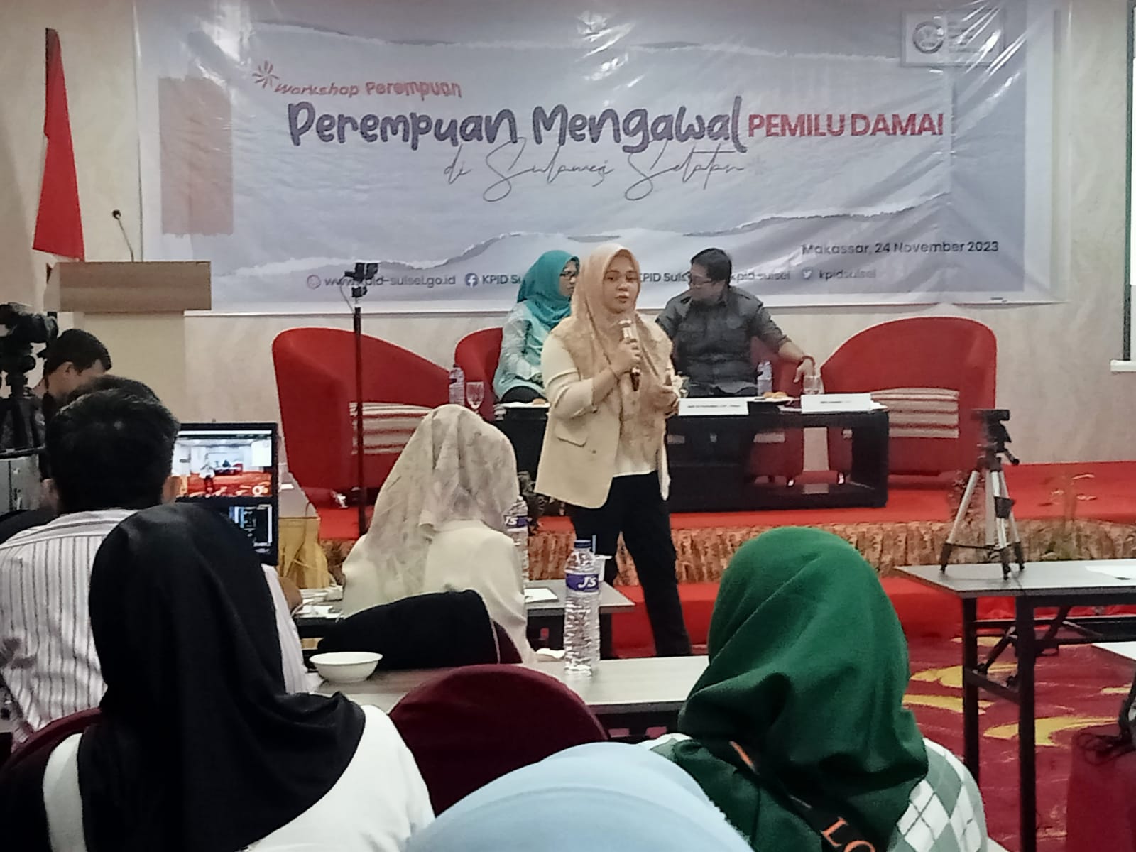 IST MOTIVASI--Anggota KPID Sulsel Sitti Hamida ,memberikan motivasi dan mengharapkan partisipasi masyarakat utamanya perempuan agar dapat mengawal pemilu   