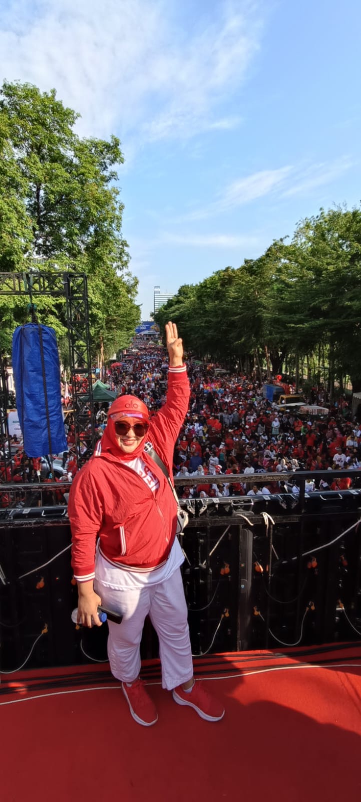 IST BERSAMA--Caleg PDIP Sulsel ketika menghadiri jalan sehat bersama Capres Ganjar Pranowo di di Depan Hotel Horison Jalan jenderal Sudirman Kota Makassar, Minggu (26/11)