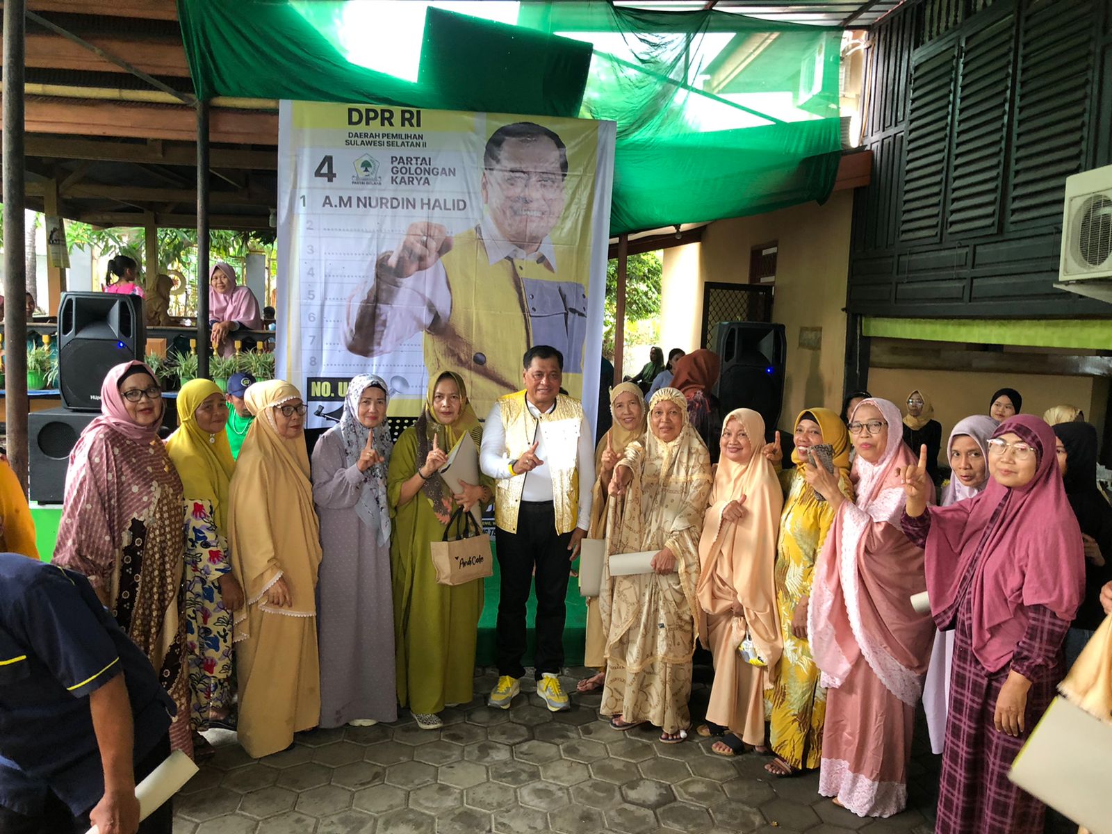 IST MINTA DOA RESTU--Caleg DPR RI Golkar Nurdin Halid bersama istri meminta doa restu ibu mertua Andi Batari Toja, di Desa Tajuncu, Kecamatan Donri-donri Kabupaten Soppeng Selasa (28/11) 