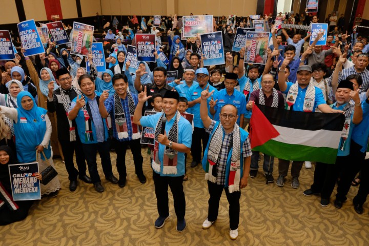 IST BERSAMA--Ketua DPW Partai Gelora Sulsel Syamsari Kitta bersama pengurus dan kader memadati Ballroom Hotel Dalton di jalan Perintis Kemerdekaan Makassar.