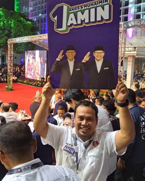 IST TANDA GAMBAR--Juru bicara Pasangan Amin Muhammad Ramli Rahim mengangkat tanda gambar nomor urut 1