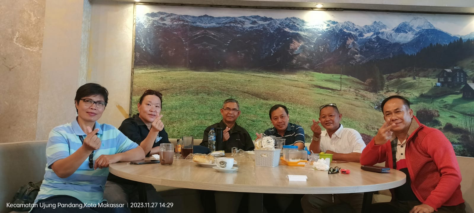 IST PERSIAPAN PEMBENAHAN--Ketua Relawan PAS-Gibran Sulsel Kahar Gani bersama pengurus lainnya membahas persiapan pembenahan sekretariat