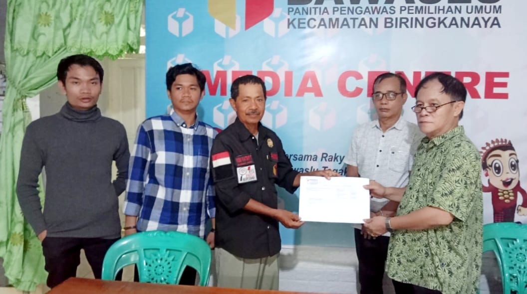 IST MEDIASI--Ketua Panwaslu Kecamatan Biringkanaya, Rusmin melakukan mediasi antara Caleg PSI Makassar dengan Caleg Nasdem Sulsel
