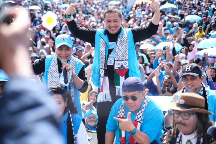 IST GALANG DUKUNGAN--Ketua umum DPN Partai Gelora Anis Matta menggalang dukungan bagi kemerdekaan Palestina dalam perayaan Puncak Acara HUT ke-4 di Balikpapan, Kalimantan Timur, Minggu (5/11).