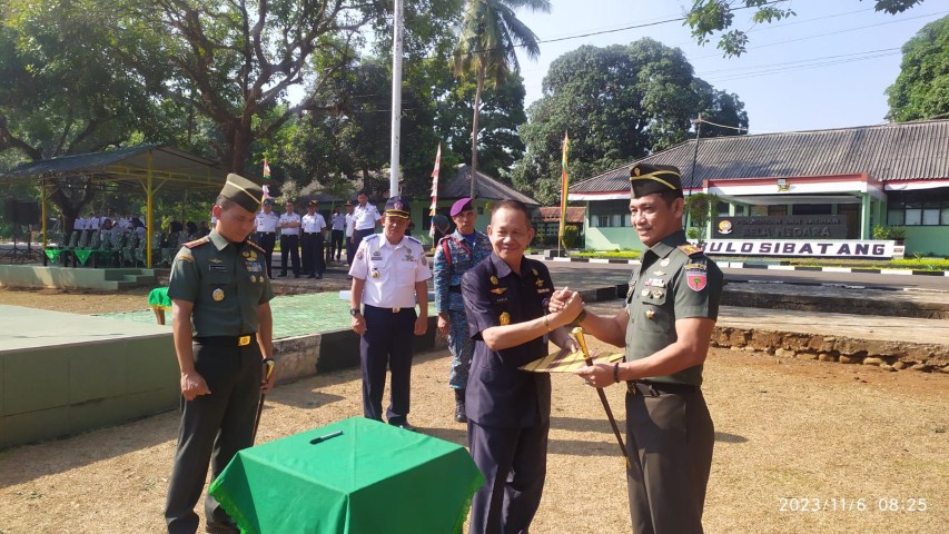 IST SALAM KOMANDO-Danrindam XIV/Hasanuddin Kolonel Inf Aji Mimbarno salam komando dengan Direktur Polimarim AMI Makassar Dr Amrin Pettarani usai pembukaan Diklat Bela Negara di Markas Rindam Pakkatto, Senin (6/11). 