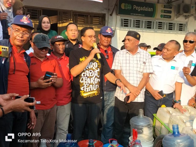 IST MEMBAGIKAN AIR--Bakal calon Presiden Anies Rasyid Baswedan bersama relawan KoReAn ketika akan membagikan air bersih kepada warga Kelurahan Buloa, kecamatan Tallo 