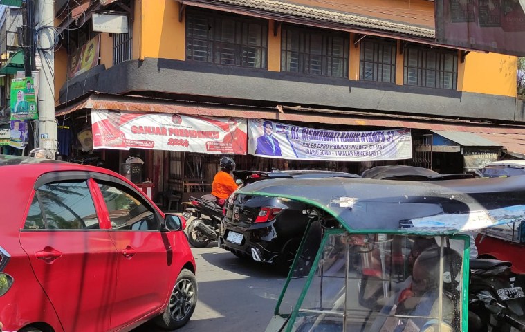 BKM/SAR GAMBAR -- Sejumlah gambar atau baliho caleg masih terpasang di beberapa lokasi jalan raya di wilayah Sungguminasa. 